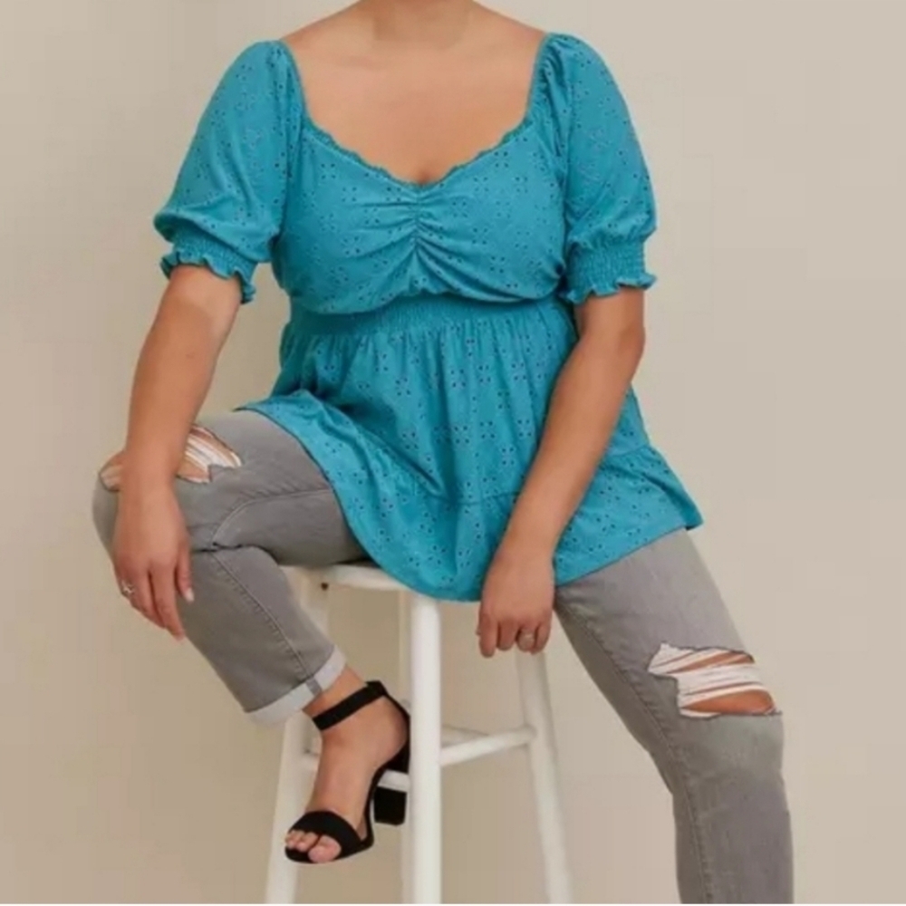 NWOT TORRID 2x Eyelet Smocked Waist And Sleeve Sweetheart Top